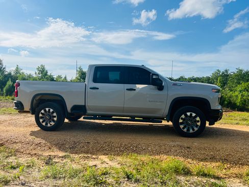 Used 2026 Chevrolet Silverado 2500 Custom w/ Z71 Off-Road Package AWD/4WD image 2