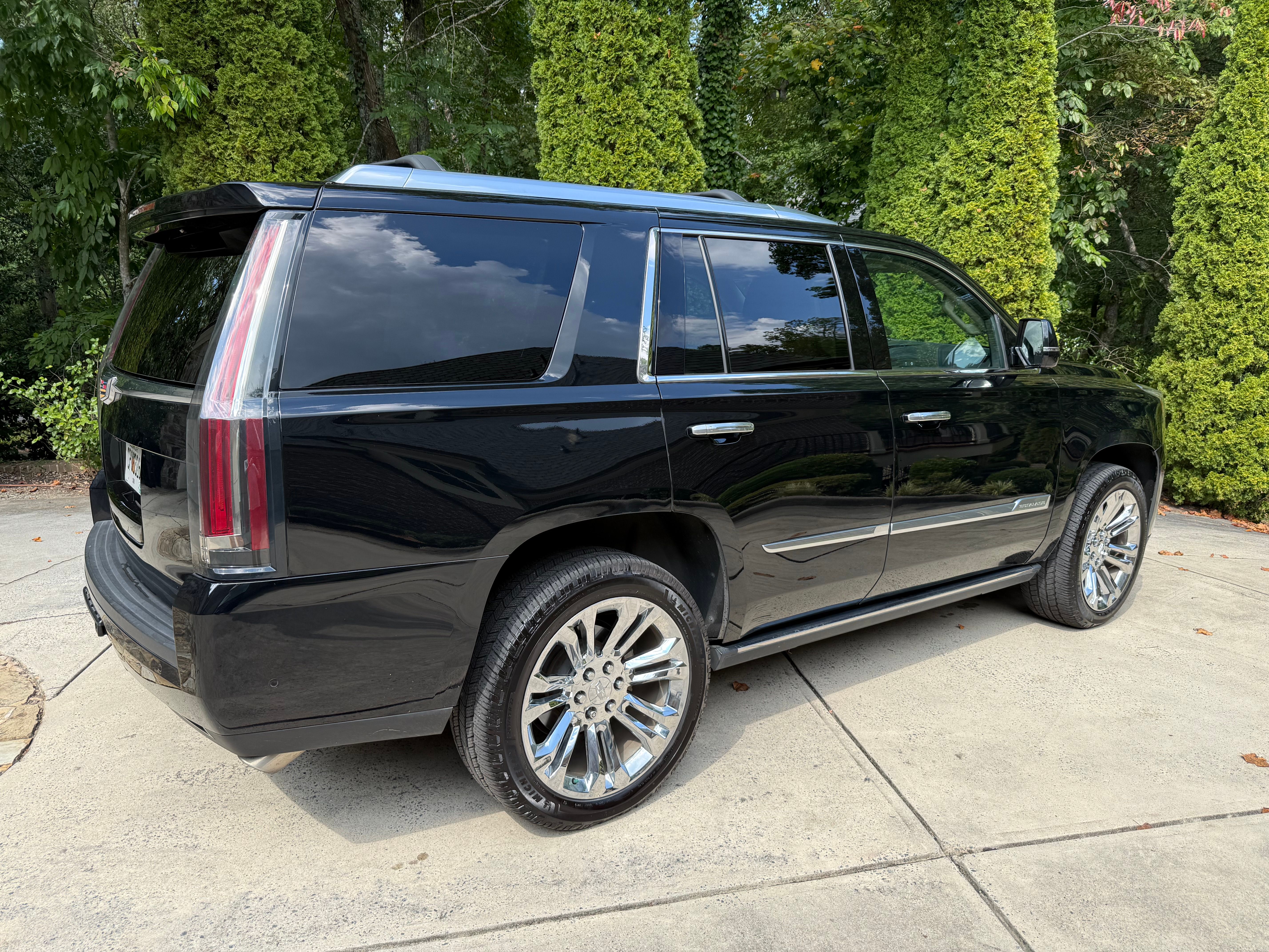 Used 2020 Cadillac Escalade Premium Luxury AWD/4WD image 2