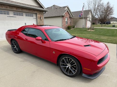 Used 2016 Dodge Challenger R/T Scat Pack w/ Leather Interior Group RWD image 9