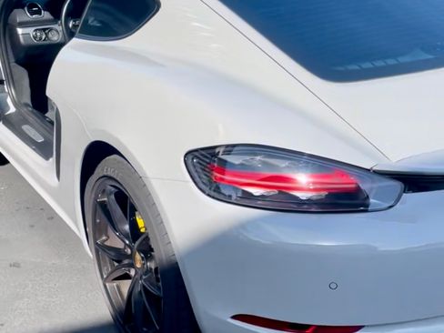 Used 2018 Porsche 718 Cayman RWD image 13