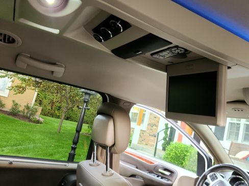 Used 2015 Chrysler Town & Country Touring-L w/ Driver Convenience Group image 4