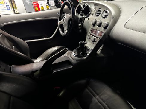 Used 2006 Pontiac Solstice Convertible 2D w/ Premium Package image 3