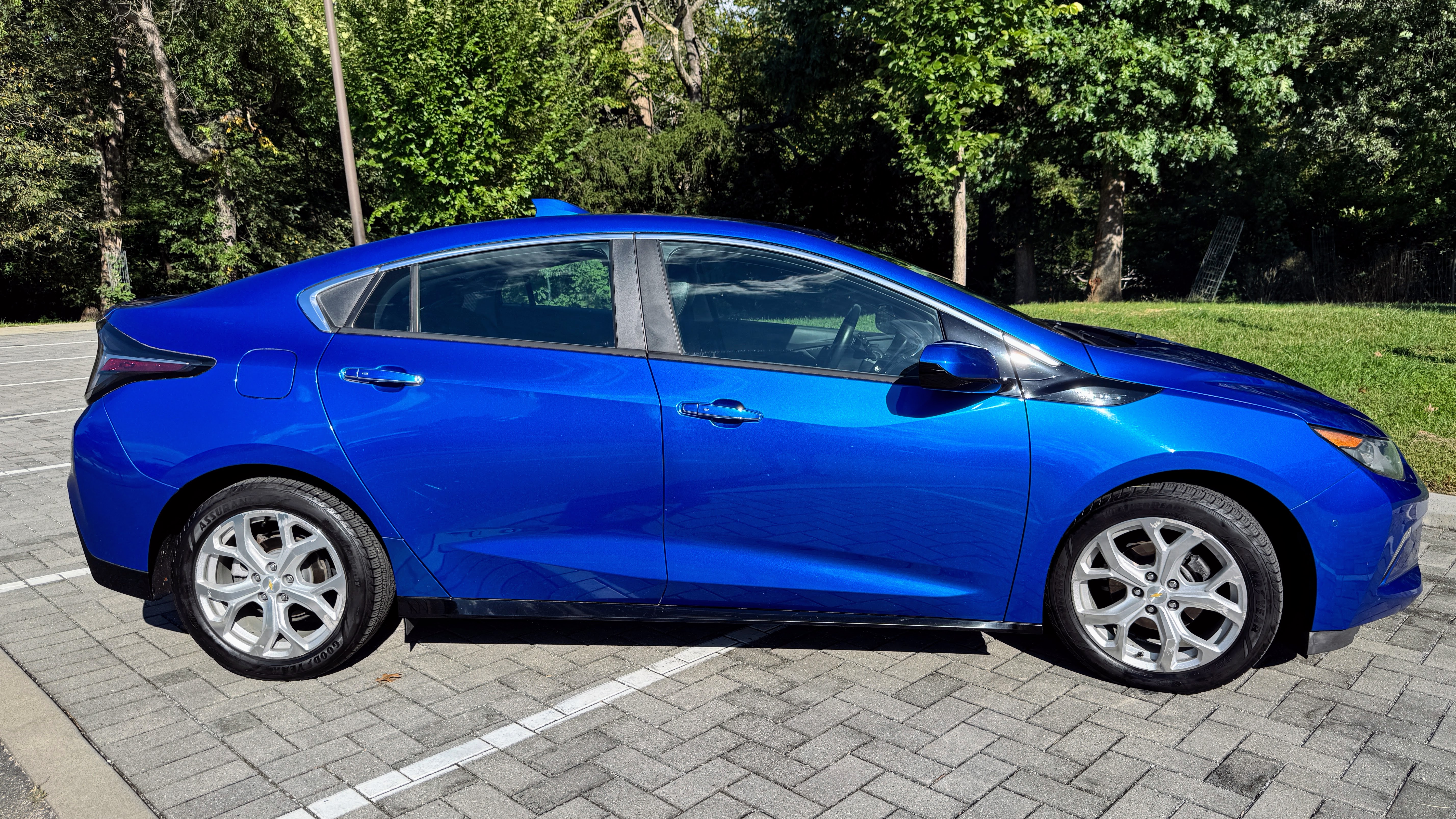 Used 2017 Chevrolet Volt Premier w/ Driver Confidence II Package FWD image 8