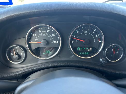 Used 2018 Jeep Wrangler Unlimited Sahara AWD/4WD image 9