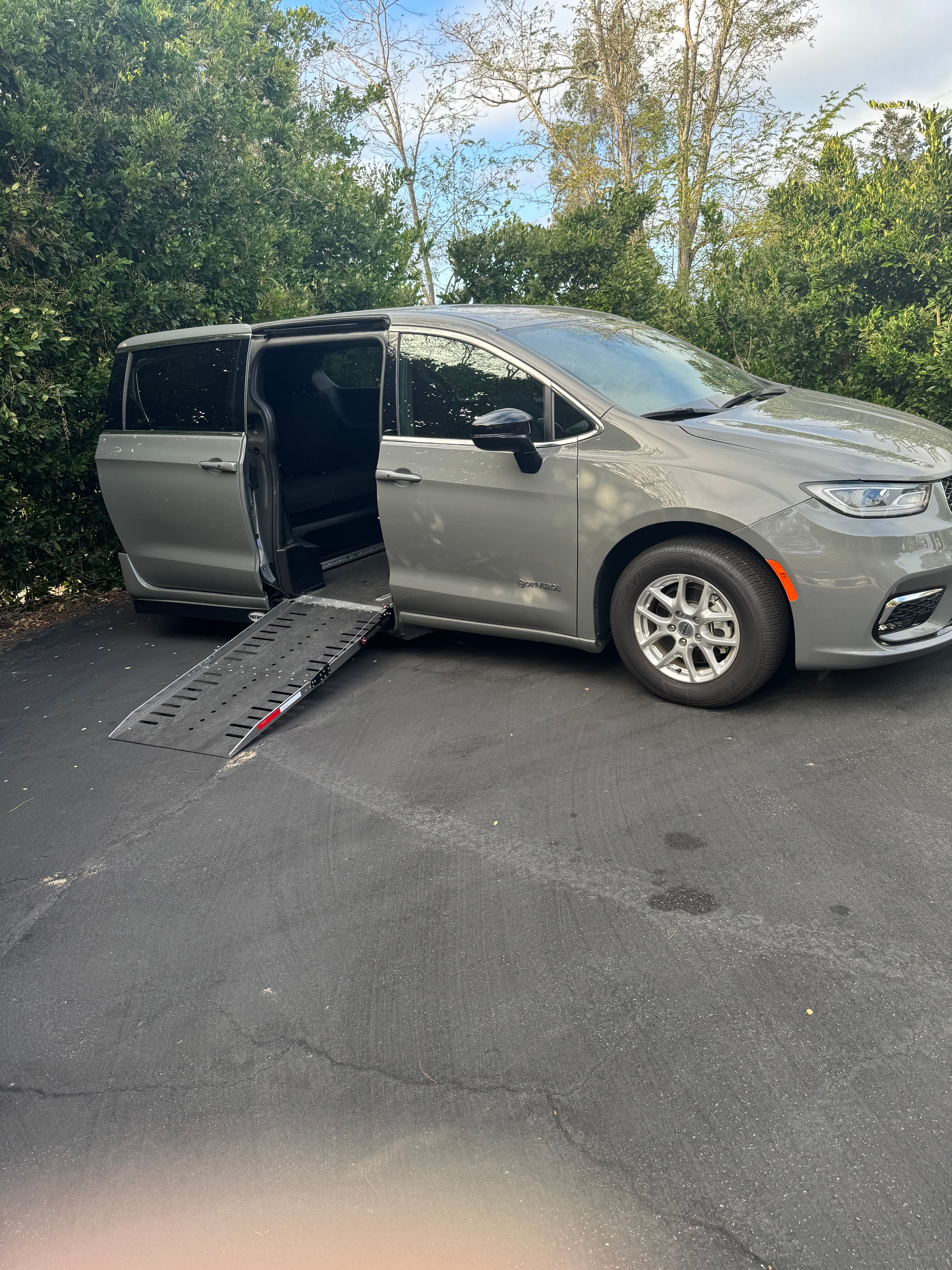 Used 2024 Chrysler Pacifica Touring FWD image 6