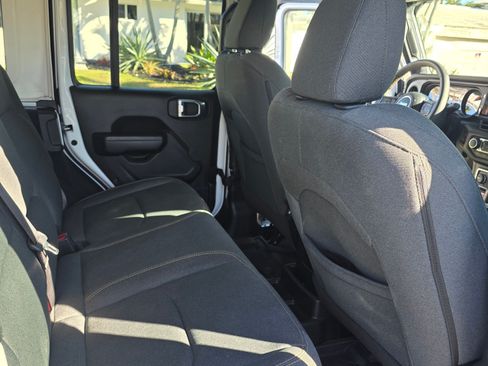 Used 2024 Jeep Wrangler Unlimited image 13