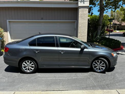 Used 2011 Volkswagen Jetta SE FWD image 2