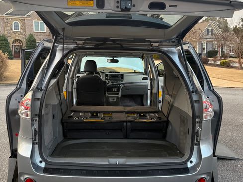 Used 2013 Toyota Sienna SE image 11