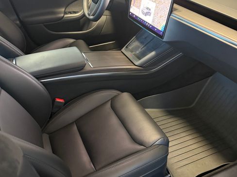 Used 2024 Tesla Model S image 9