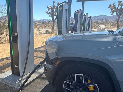 Used 2022 Rivian R1T Launch Edition image 14