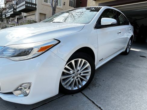 Used 2015 Toyota Avalon XLE Premium image 2