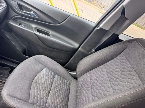 Used 2019 Chevrolet Equinox LT w/ Driver Convenience Package image 2