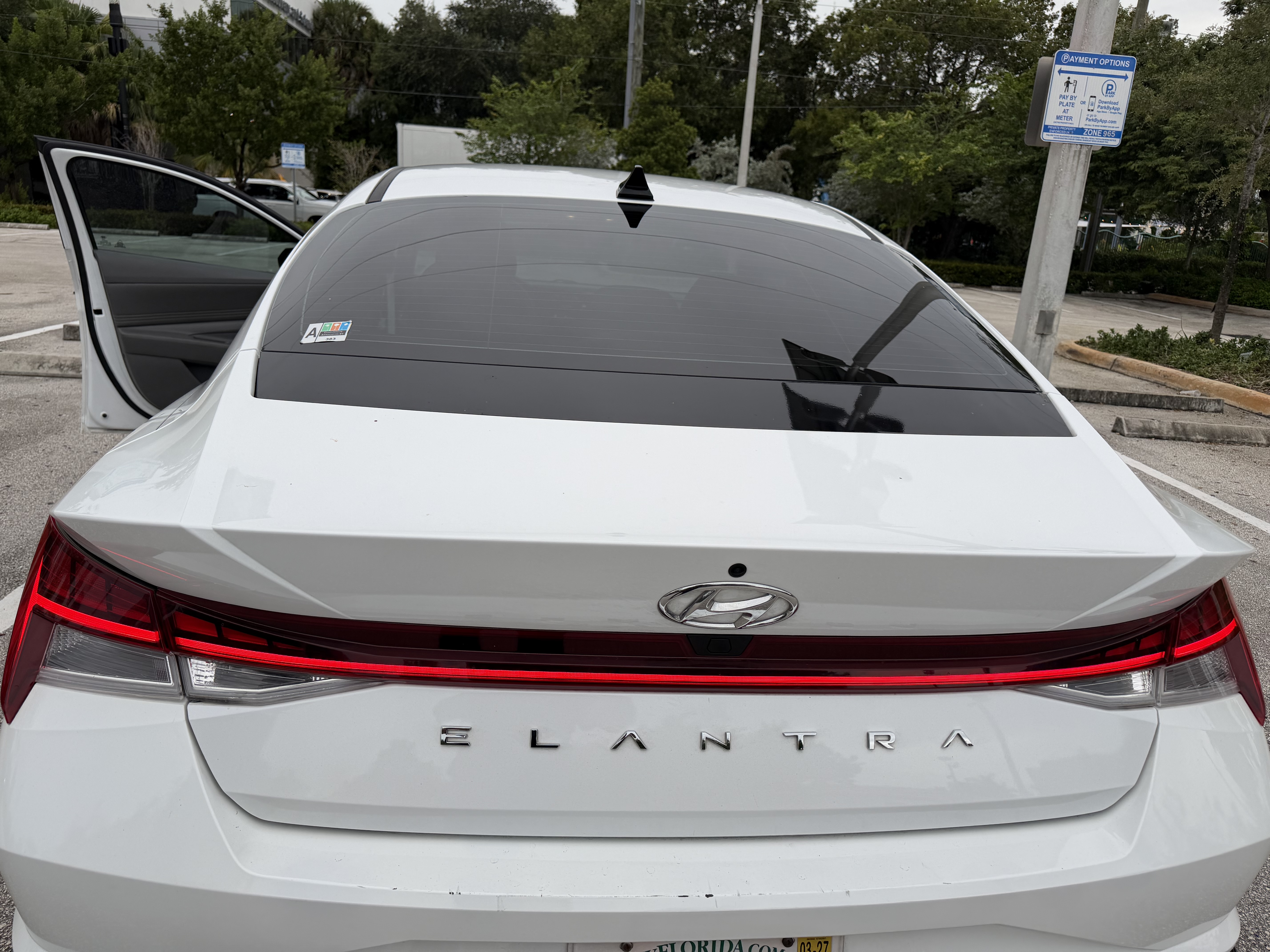 Used 2021 Hyundai Elantra SEL w/ Convenience + Premium Package FWD image 8