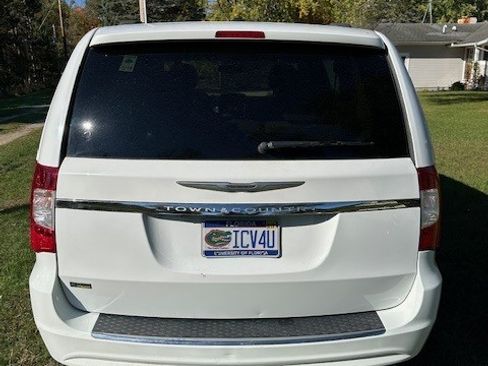Used 2015 Chrysler Town & Country Touring image 4