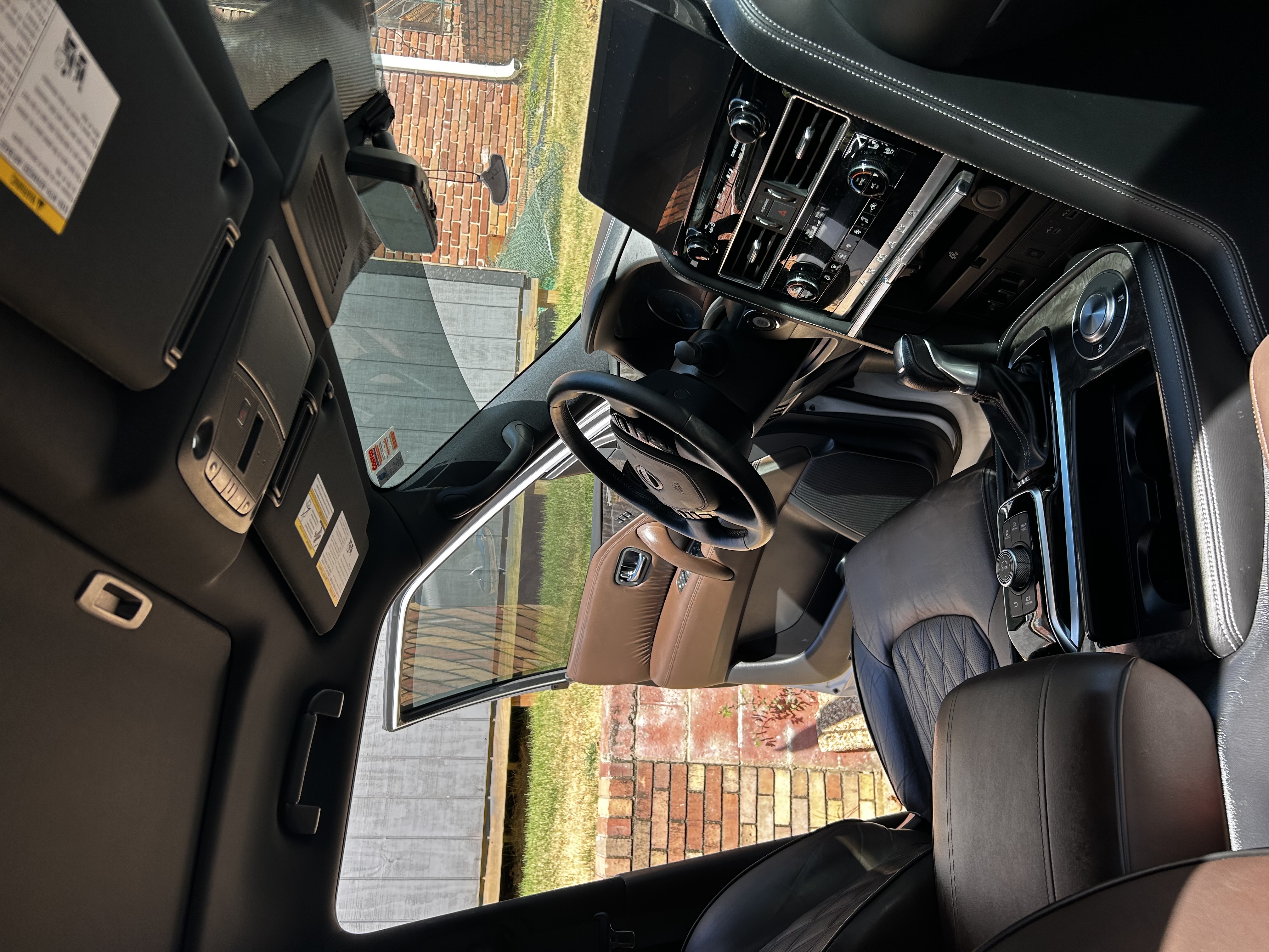 Used 2023 Nissan Armada Platinum w/ Captain's Chairs Package RWD image 9