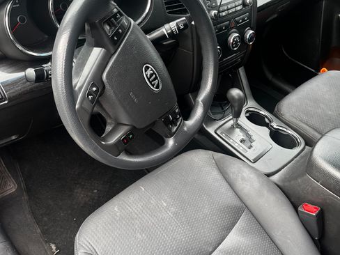 Used 2011 Kia Sorento LX w/ Convenience Pkg image 2