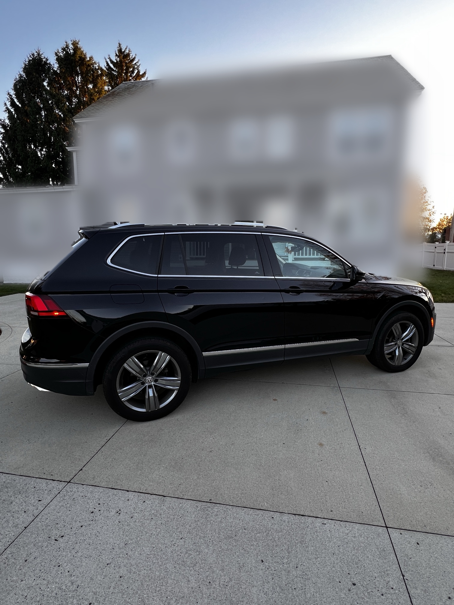 Used 2021 Volkswagen Tiguan SEL AWD/4WD image 2