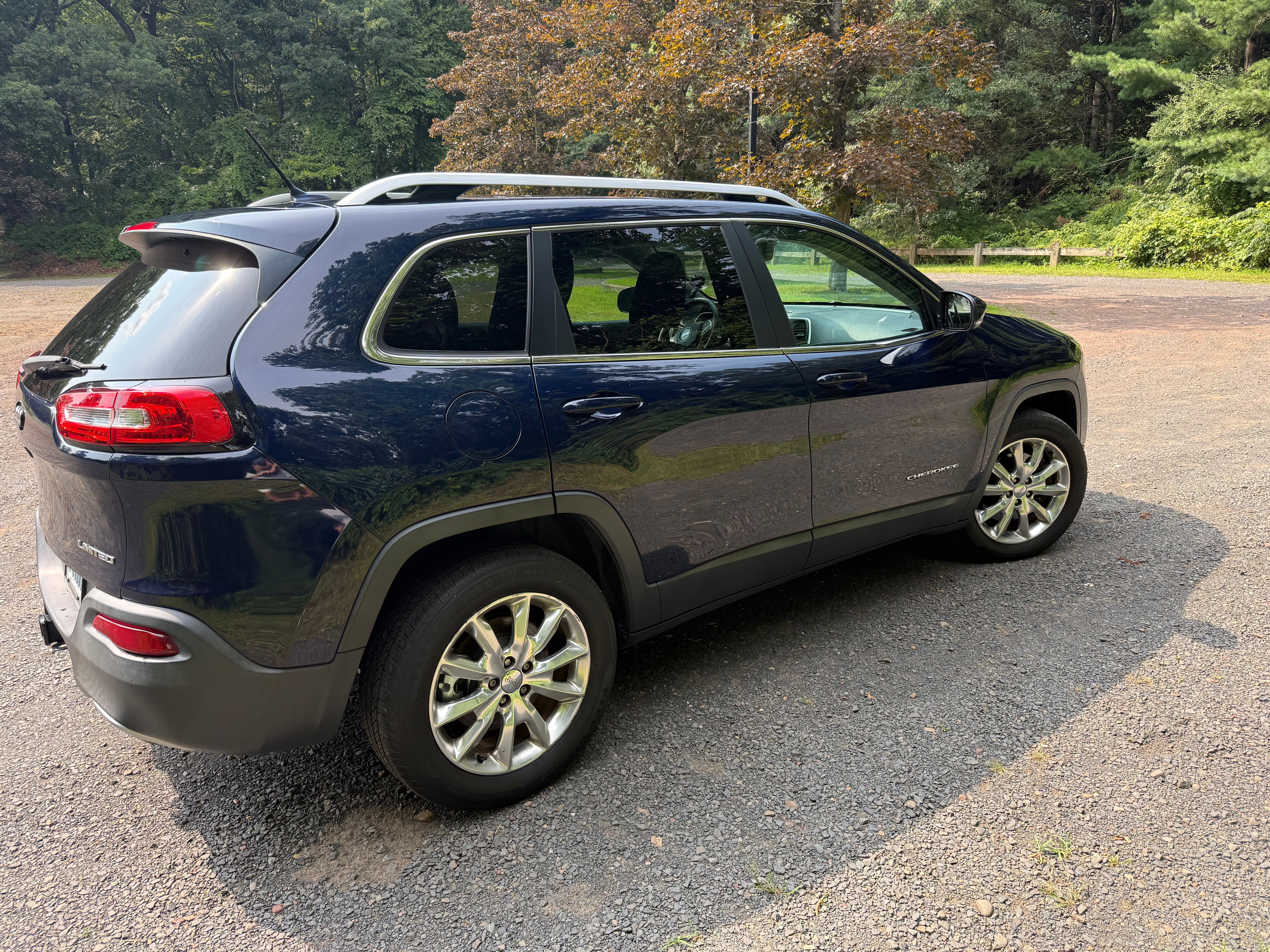 Used 2014 Jeep Cherokee Limited w/ Luxury Group AWD/4WD image 5