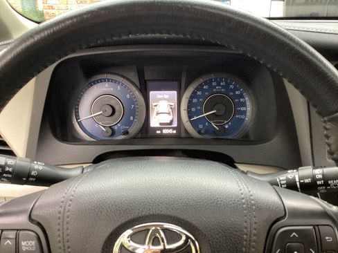 Used 2020 Toyota Sienna XLE image 18