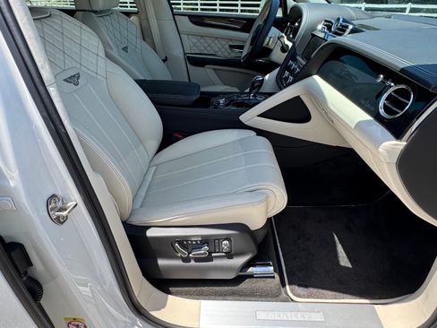 Used 2021 Bentley Bentayga AWD/4WD image 17