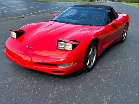Used 1998 Chevrolet Corvette Convertible w/ Performance Handling Pkg RWD image 16