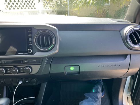 Used 2022 Toyota Tacoma TRD Sport image 17