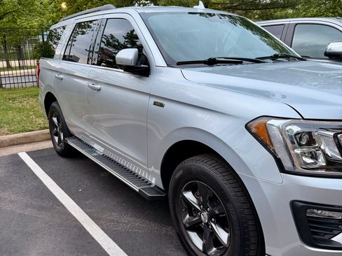 Used 2018 Ford Expedition XLT w/ Equipment Group 202A AWD/4WD image 15