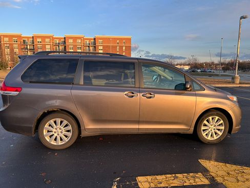 Used 2013 Toyota Sienna LE image 5