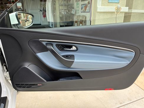 Used 2013 Volkswagen Eos Executive FWD image 6