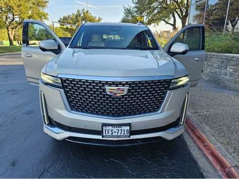 Used 2023 Cadillac Escalade ESV Premium Luxury image 4