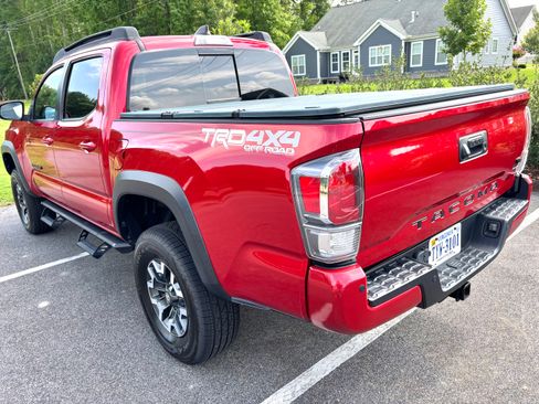 Used 2022 Toyota Tacoma TRD Off-Road w/ Technology Package AWD/4WD image 17