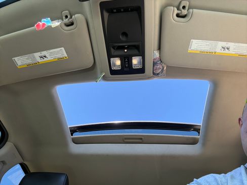 Used 2014 RAM 1500 Laramie w/ Convenience Group image 4