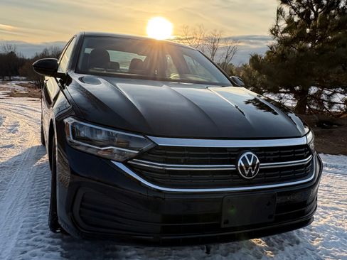 Used 2024 Volkswagen Jetta SE w/ Panoramic Sunroof Package image 8