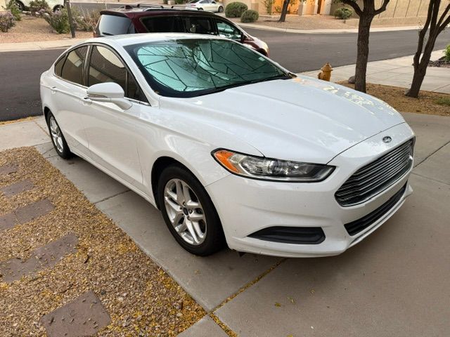 Used 2016 Ford Fusion SE FWD image 2