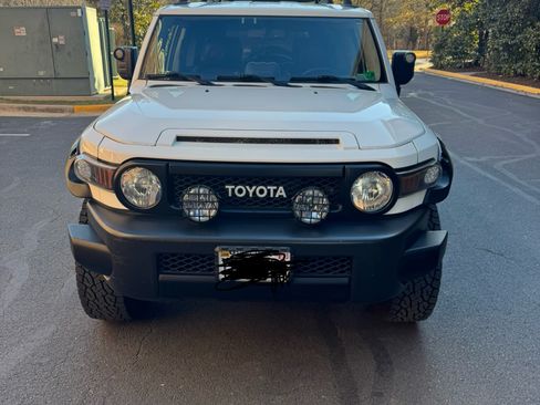 Used 2011 Toyota FJ Cruiser Sport Utility 2D image 2