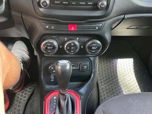 Used 2016 Jeep Renegade Trailhawk AWD/4WD image 16