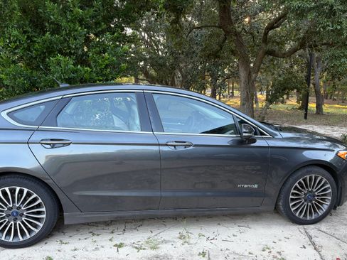 Used 2018 Ford Fusion Titanium image 2