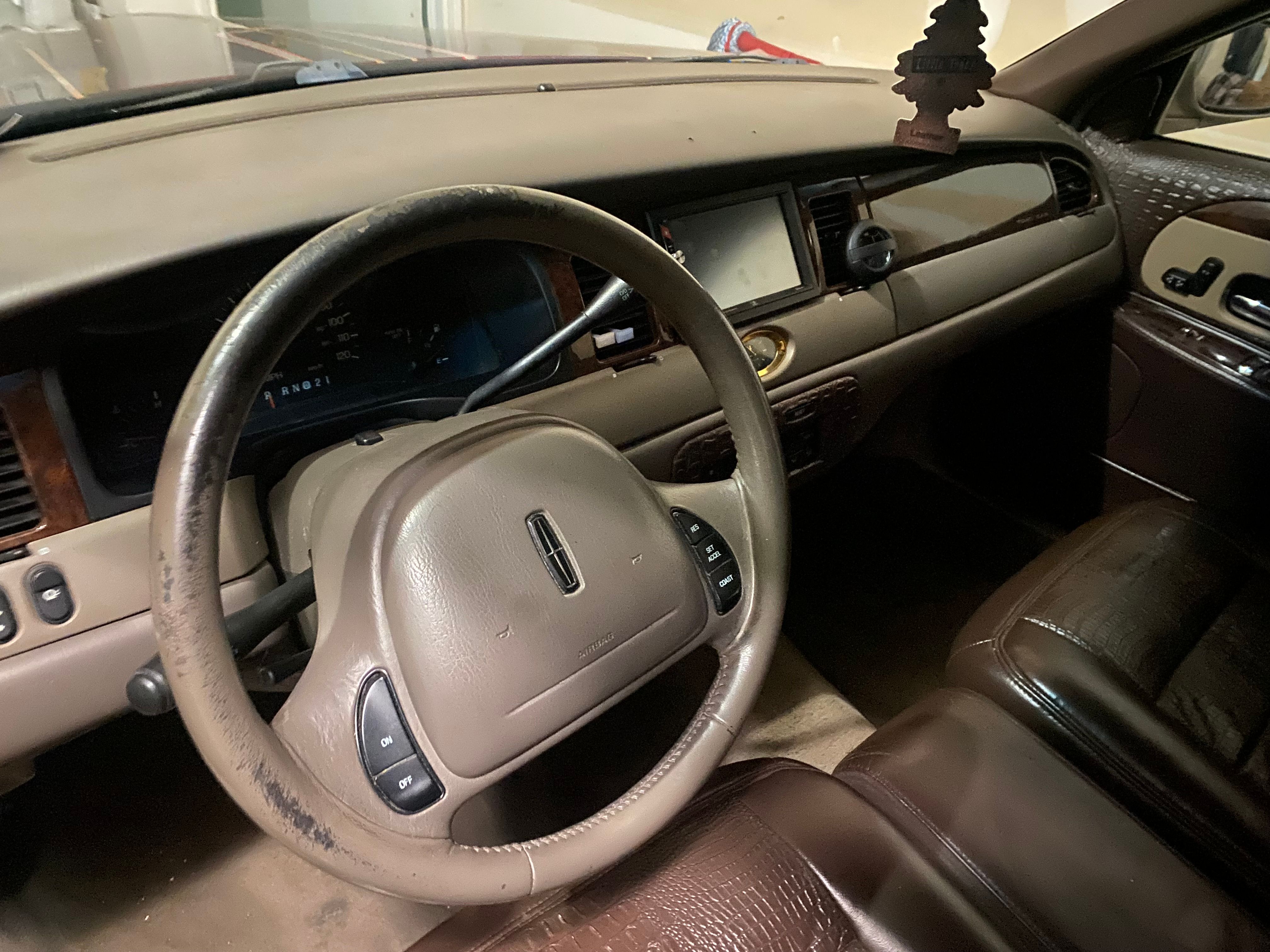 Used 1999 Lincoln Town Car Executive RWD image 6