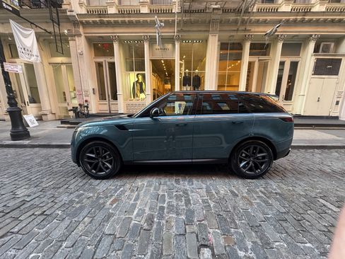 Used 2024 Land Rover Range Rover Sport SE AWD/4WD image 2