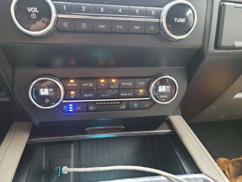 Used 2020 Ford Expedition Max Limited image 13