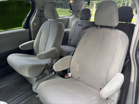Used 2012 Toyota Sienna LE FWD image 8
