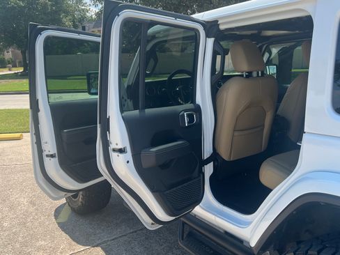 Used 2018 Jeep Wrangler Unlimited Sahara AWD/4WD image 28