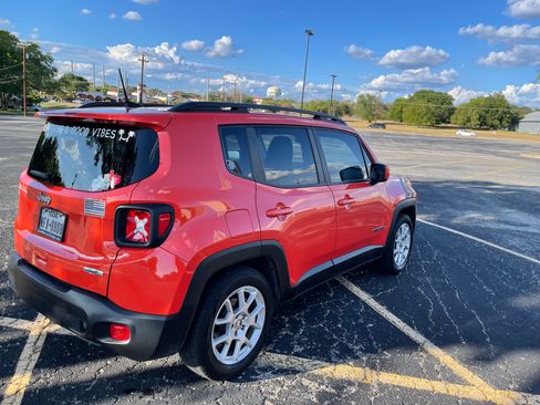 Used 2019 Jeep Renegade Latitude FWD image 9