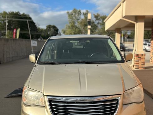 Used 2011 Chrysler Town & Country Touring image 2
