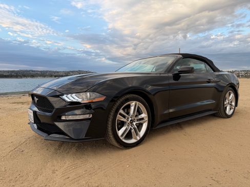 Used 2018 Ford Mustang Premium RWD image 4