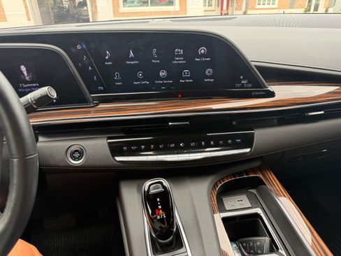 Used 2024 Cadillac Escalade ESV Premium Luxury AWD/4WD image 15