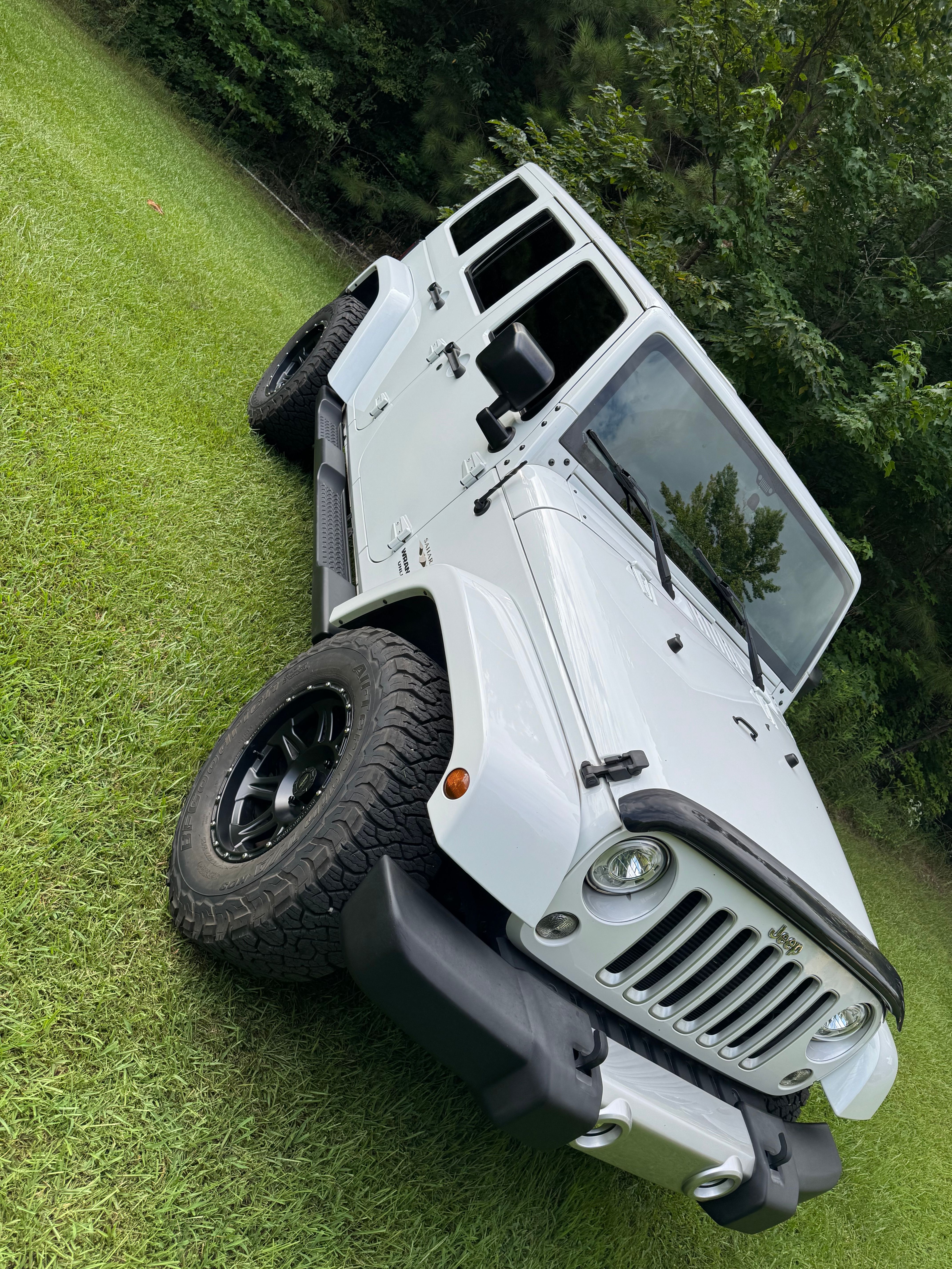 Used 2017 Jeep Wrangler Unlimited Sahara w/ Max Tow Package AWD/4WD image 4