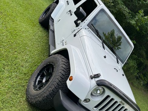 Used 2017 Jeep Wrangler Unlimited Sahara w/ Max Tow Package AWD/4WD image 4