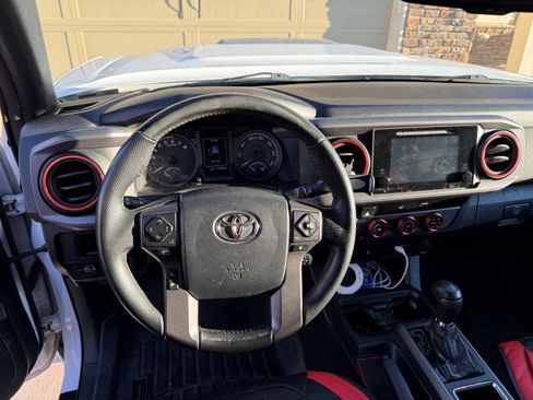 Used 2016 Toyota Tacoma TRD Sport image 8