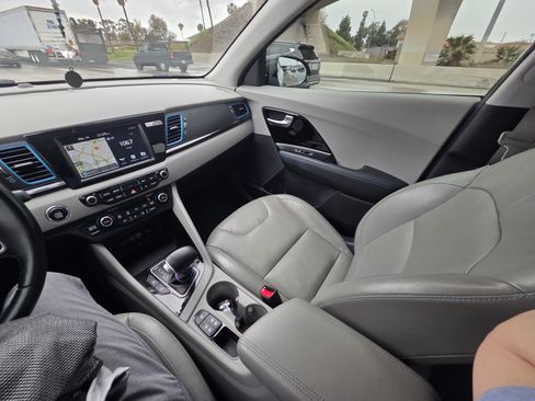 Used 2018 Kia Niro EX Premium image 11